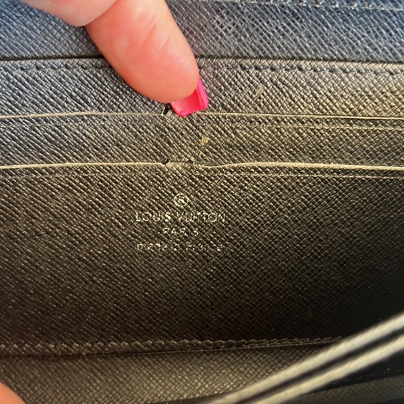 Louis Vuitton Epi wallet send me an offer because of the zipper - Picture 7 of 9